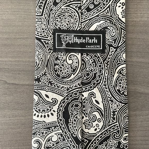 Vintage Hyde Park Black & White Silk Paisley Print Necktie - Picture 5 of 7
